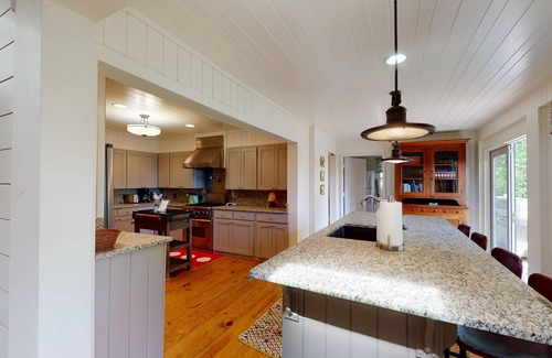 Highlands Cabin | Little Bear Pen | Beautifully Renovated Home on Little Bear Pen Mountain with Spectacular Views