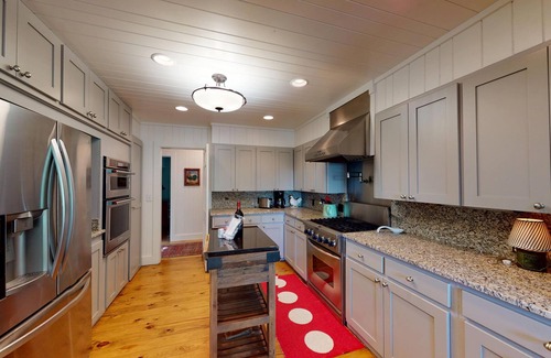 Highlands Cabin | Little Bear Pen | Beautifully Renovated Home on Little Bear Pen Mountain with Spectacular Views