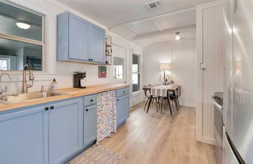 Johnson City House | Little Dipper - Walk to historic downtown square!