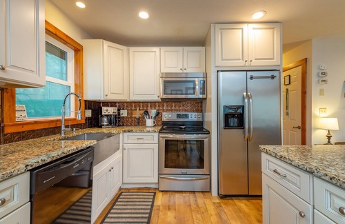 Wolf Laurel Cabin | Little Fox Cabin - Wolf Laurel, Hot tub, 4 bdm, 2 bath, cozy mountain escape!