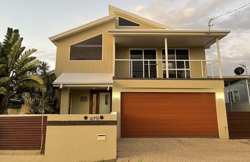 Lake Cathie House | Little Gems whole house accomodation 200m from beach!