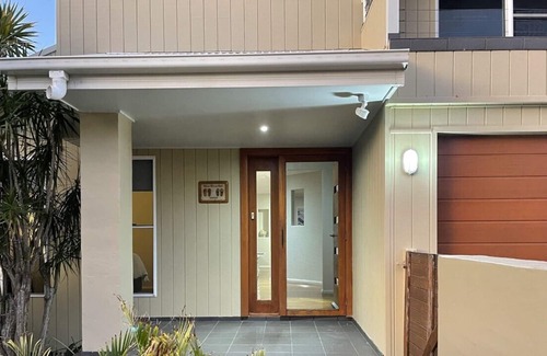 Lake Cathie House | Little Gems whole house accomodation 200m from beach!
