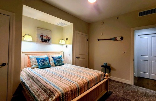 Ruskin Apartment | Little Harbor / The Lookout Sleeps 5 - Panoramic Waterfront Sunset Views