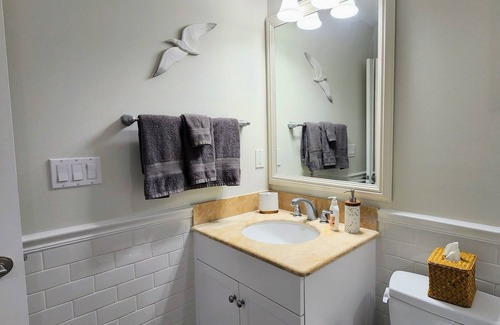 Ruskin Apartment | Little Harbor / The Lookout Sleeps 5 - Panoramic Waterfront Sunset Views