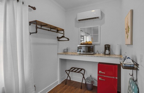 Washington Hotel | Little Inn on Main 214 West Main Street
