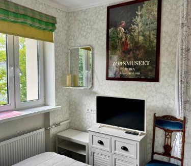 Narva Apartment | LITTLE LONDON boutique apartment with Netflix, top location in Old Town