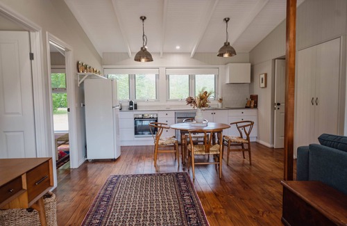 Trentham Cabin | Little Pine TrenthamnTranquil Trentham country retreat n