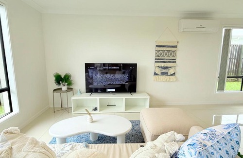 Pimpama House | Little Santorini Retreat - Family Home near Theme Parks