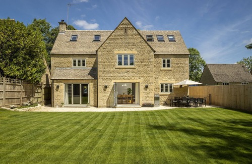 Bourton-on-the-Hill Cottage | Little Tithe, Set back from the road at the end of a private gated gravel driveway
