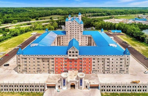 Grandville Apartment | Live Like Royalty! Grand Castle Apt Near Attractions