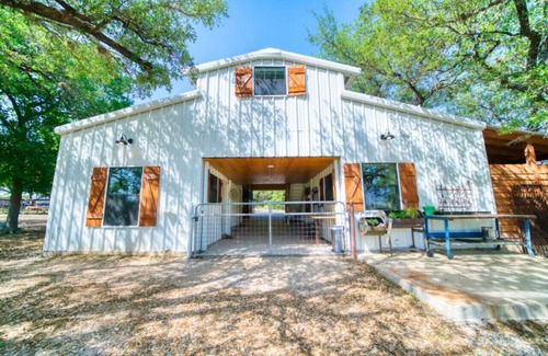 Dripping Springs Apartment | Live Oak Lodge, Rustic Barndo w Dog (or Kid) Run!