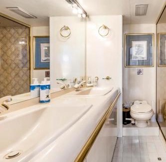 Manilva House | Live on a luxury 65ft yacht in Duquesa- Estapona