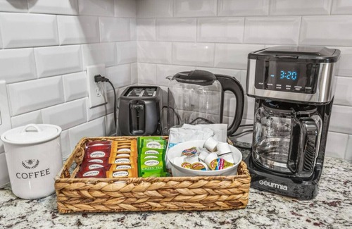 Central Arlington Apartment | Live the Excitement: Prime 1BD Close to the Action