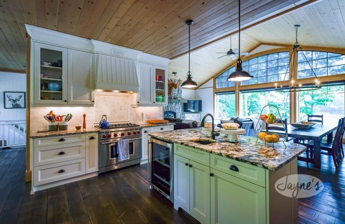 Bala Cottage | Live the Good Life on Lake Muskoka! 6 bdrm 5 bath Cottage +Boathouse! Sleeps 17!