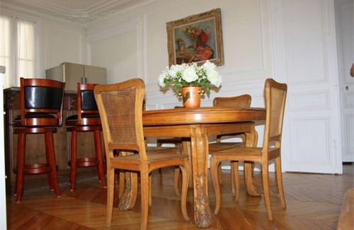 Saint-Germain-des-Pres Apartment | Live the Left Bank Legacy –Chic Stay by Café de Flore,Brasserie Lipp&Deux Magots
