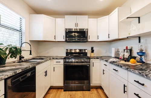 Sweetbriar House | 🎸 Live the SoCo Life 🏡 3BR + 5 Beds 🌊 Walk to Barton Springs & Local Eats 🍴