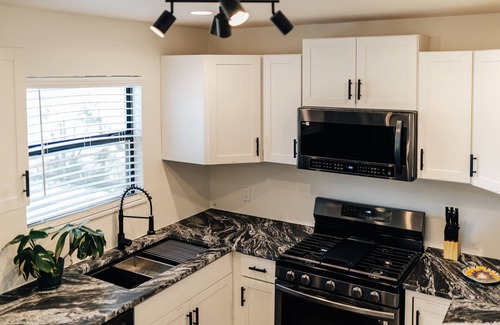 Sweetbriar House | 🎸 Live the SoCo Life 🏡 3BR + 5 Beds 🌊 Walk to Barton Springs & Local Eats 🍴