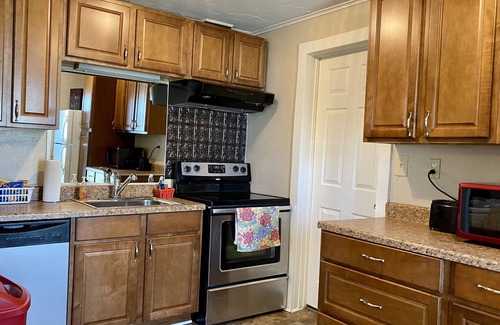 Lindale House | Lively Lindale - 3 Blocks to downtown - Large backyard