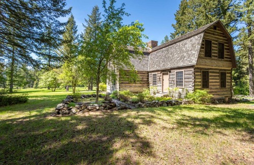 Columbia Falls House | Living in the Past Log Home - Mins From Glacier!