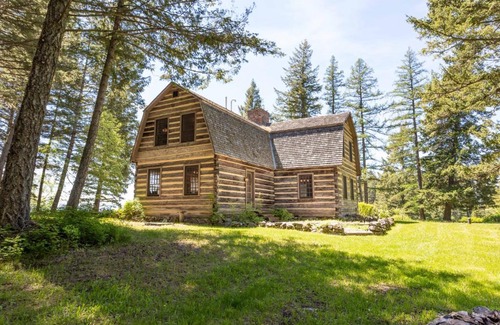 Columbia Falls House | Living in the Past Log Home - Mins From Glacier!