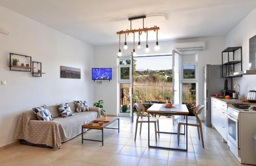 Vamos Apartment | Livingfy Apt with mountain view & garden