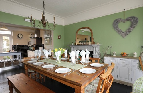 Criccieth Cottage | LLWYN ONN 2 BED, country holiday cottage, with a garden in Criccieth