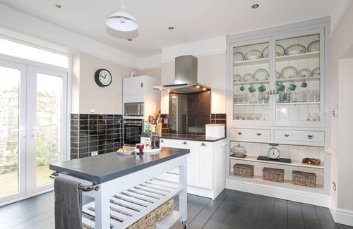 Criccieth Cottage | LLWYN ONN 2 BED, country holiday cottage, with a garden in Criccieth