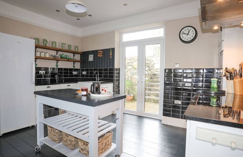 Criccieth Cottage | LLWYN ONN 2 BED, country holiday cottage, with a garden in Criccieth