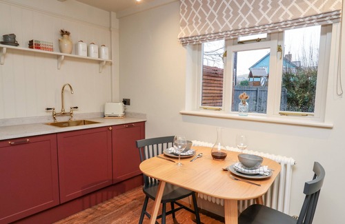 Bow Street Cottage | LLYGAD Y DYDD, romantic, with hot tub in Bow Street, Wales