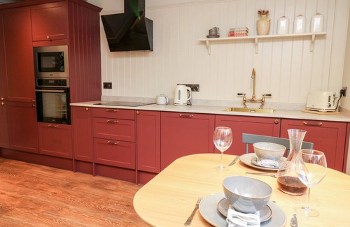 Bow Street Cottage | LLYGAD Y DYDD, romantic, with hot tub in Bow Street, Wales