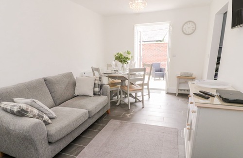 Ruthin Cottage | LLYS EMRYS, country holiday cottage, with a garden in Ruthin