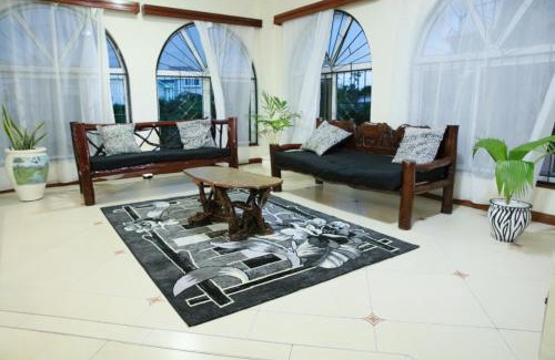 Mombasa House | LN NYALI BEACH VIEW ENSUITE PRIVATE ROOMs AND APARTMENTS WITH SWIMMING POOL