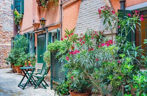 Dorsoduro Apartment | Lo Squero 1 The Secret Courtyard in Dorsoduro
