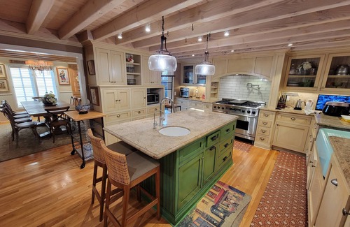 Laguna Beach House | Local Cheerful 4 Bedroom home with outdoor dining
