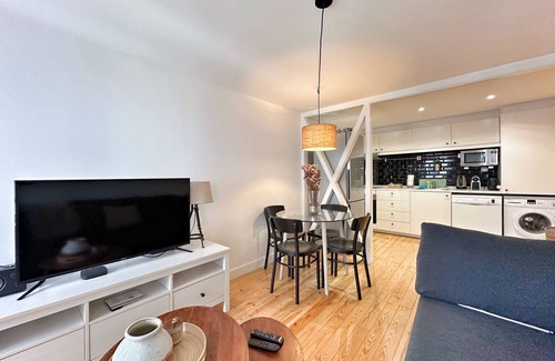 Santos Apartment | Local friendly up to 6 person apartment in the city center of Lisbon