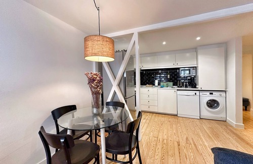 Santos Apartment | Local friendly up to 6 person apartment in the city center of Lisbon