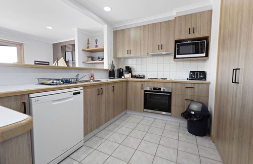 Paynesville House | Locanda - A welcoming and beautifully presented home located on the canals