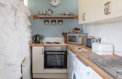 Clynnogfawr Cottage | Located close to beaches, Snowdonia National Park and within the Llyn Peninsula.