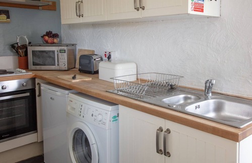 Clynnogfawr Cottage | Located close to beaches, Snowdonia National Park and within the Llyn Peninsula.
