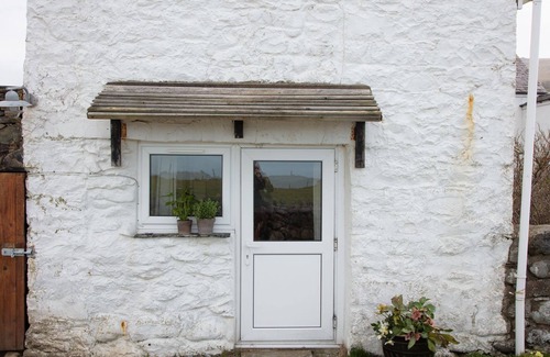 Clynnogfawr Cottage | Located close to beaches, Snowdonia National Park and within the Llyn Peninsula.