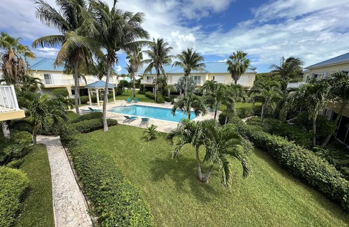 Grace Bay House | Located in the heart of Grace Bay and minutes away from the Grace Bay Beach.