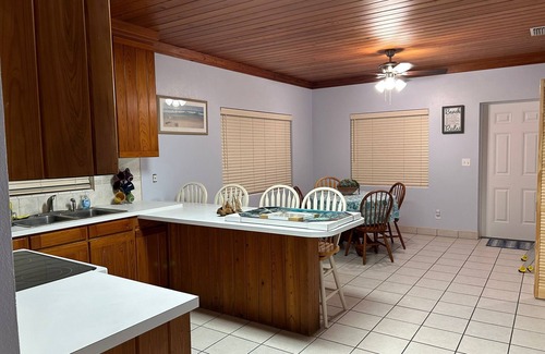 Lubbers Quarters Cay Apartment | Located in the quiet neighborhood of Little Orchard in Marsh Harbour. 2bed 2bath
