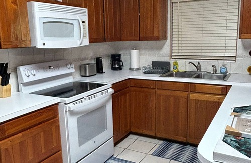 Lubbers Quarters Cay Apartment | Located in the quiet neighborhood of Little Orchard in Marsh Harbour. 2bed 2bath
