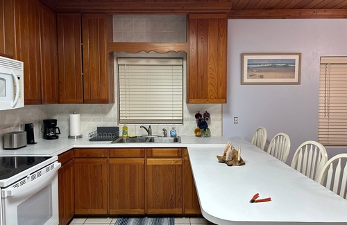 Lubbers Quarters Cay Apartment | Located in the quiet neighborhood of Little Orchard in Marsh Harbour. 2bed 2bath