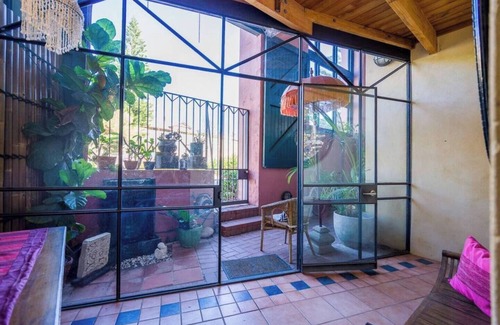 Fremantle Apartment | Located in the trendy West end of Fremantle, this stylish Airbnb is perfect for beach lovers and urban explorers alike.