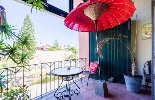 Fremantle Apartment | Located in the trendy West end of Fremantle, this stylish Airbnb is perfect for beach lovers and urban explorers alike.
