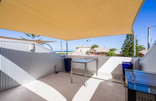 Fremantle Apartment | Located in the trendy West end of Fremantle, this stylish Airbnb is perfect for beach lovers and urban explorers alike.