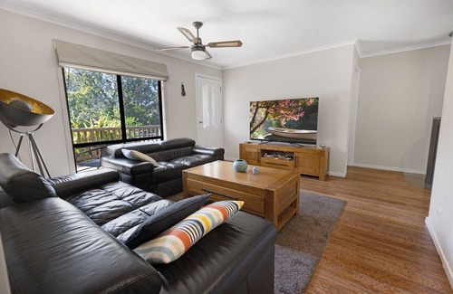 Lake Tyers Beach House | Located just a stone’s throw away from Lake Tyers and Water Wheel Tavern