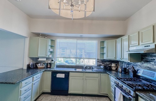 Mount Angel House | Located near wineries, tulip festival, outlets, Bauman’s Fram & state parks!