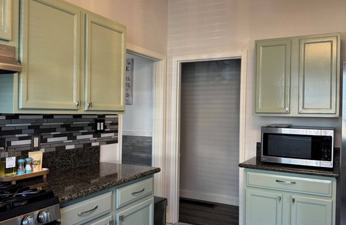 Mount Angel House | Located near wineries, tulip festival, outlets, Bauman’s Fram & state parks!